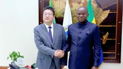 Le chef de l’Etat, Brice Clotaire Oligui Nguema et l’ambassadeur de la République de Chine, Zhou Ping.