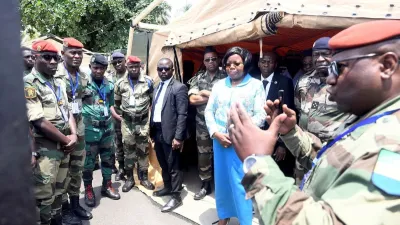 Brigitte Onkanowa, la ministre de la Défense attentive aux explications d’un agent lors de la visite des stands