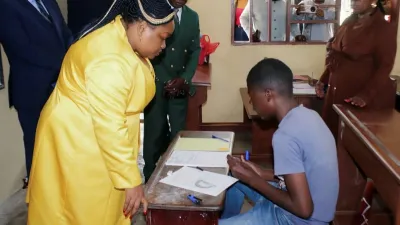 Camelia Ntoutoume-Leclerq, ministre de l'éducation nationale dans un centre d’examen, à l’école publique du Cap Esterias