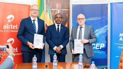 Zouheir Jorio, directeur général de Moov Gabon Télécom, Thomas Herbert Gutjahr directeur général d'Airtel Gabon et Célestin Kadjidja, président du conseil de régularisation de l'ARCEP
