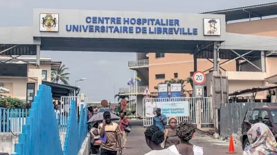 Entrée principale du Centre hospitalier universitaire de Libreville