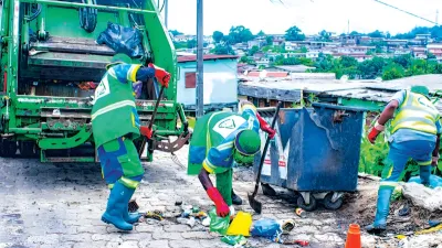 Les éboueurs de Clean Africa à l’ouvrage dans un quartier de Libreville
