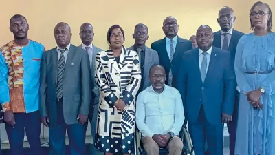 Le bureau directeur Cogesbicoph et la ministre des Affaires sociales, Awanang-Anato