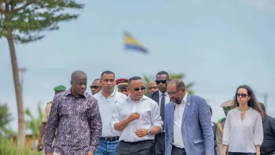 Hermann Immongault, vice-président du gouvernement gabonais, et le colonel Michaël Randrianirina