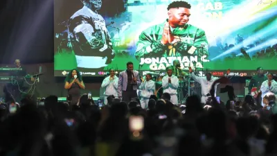 Vue du concert de Jonathan C. Gambela à Akanda