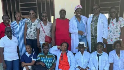 Photo de famille après les consultations pédiatriques à l’école publique de Santa-Clara