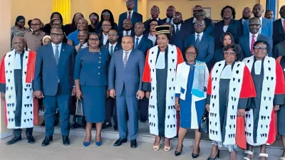 Les nouveaux contrôleurs de la CNSS et les officiels au sortir de la cérémonie