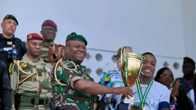 L’équipe gagnante a reçu le trophée des mains du chef de l’État, Brice Clotaire Oligui Nguema.