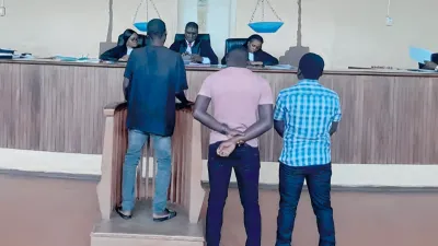 Le jeune Dash Ongala (polo noir) à la barre