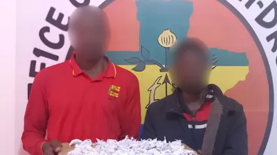 Les deux mis en cause tenant le produit prohibé.