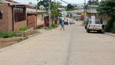 Ici, les habitants qui ont accueilli avec un immense soulagement les travaux d’aménagement de la voie menant à leur quartier, sont confrontés à des difficultés d’alimentation en eau potable inextricables.