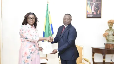 Le président de la Cour constitutionnelle, Dieudonné Aba’a Owono, remettant l’accord d’engagement conjoint à la ministre des Affaires étrangères, Marie-Edith Tassyla-Ye-Doumbeneny.
