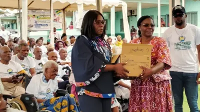 Remise symbolique du don par la ministre Longo à la DG du Centre de gérontologie et de gériatrie de Melen, Mme Munievy.