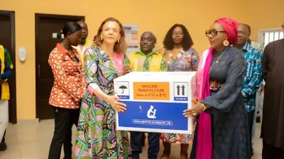 Remise symbolique entre la ministre Nkana Ayo-Bivigou et la représentante résidente du Pnud, Rokya Ye-Dieng.