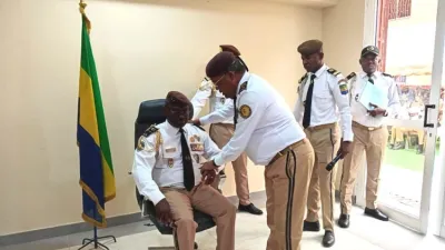 Le commandant en chef de la sécurité pénitentiaire , Effayong-Onong installant son second, général Jean de Dieu Ngoundou.