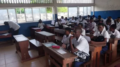 Elèves dans une salle de classe du Gabon