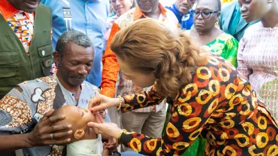 La ministre de la Santé administre une dose de vaccin à un enfant.