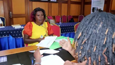 Une enseignante qui s’est vu remettre son bon de caisse, hier, au ministère de l’Education nationale