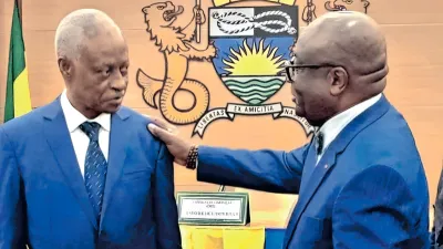 Eugène Mba installé dans son fauteuil par le ministre de l’Intérieur, Adrien Nguema Mba.