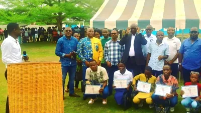 Yves Fernand Manfoumbi en soutien au Lycée Paul-Marie-Yembit