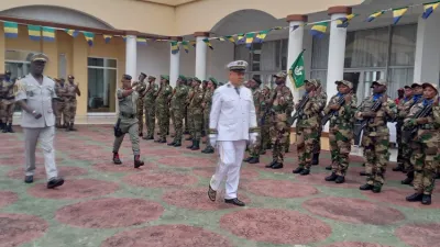 Le gouverneur de province et le gouverneur militaire passant les troupes en revue.