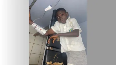 Le petit Sylvain Ngankoua sur son lit d’hospitalisation.