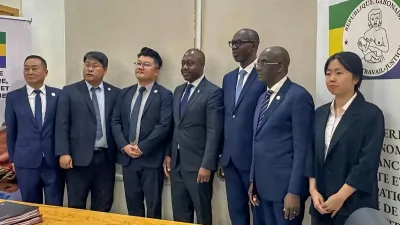 Les membres du gouvernement avec les investisseurs après la signature des accords