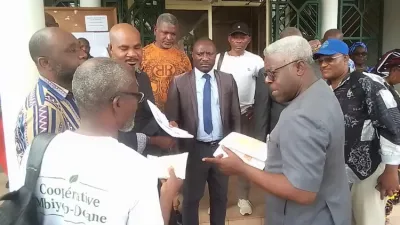 Le gouverneur Jules Djéki échangeant avec les opérateurs économiques présents à la réunion.