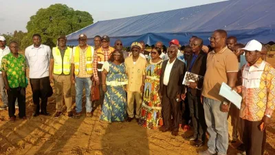 Gouverneure Dikoumba, entourée des familles indemnisées à Okolassi