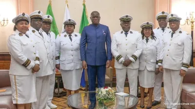 Les gouverneur de provinces aux côtés du chef de l’État.