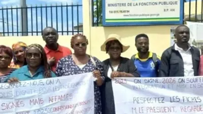 Piquet de grève des enseignants grévistes devant le ministère de la Fonction publique.