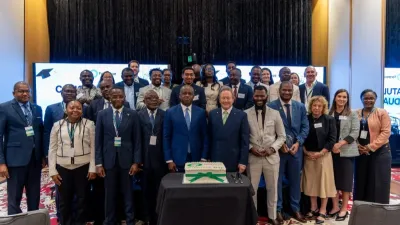 Hermann Immongault, vice-président du gouvernement gabonais compagnie des récipiendaires de leur diplôme en Australie