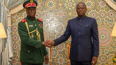 Les chefs d’État de la Guinée-Bissau, Horta Inta-A Na Man (à gauche) et du Gabon, Brice Clotaire Oligui Nguema.