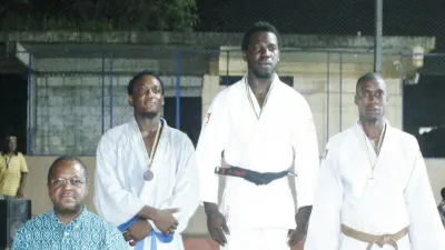 Le président de la Fégajudo, Hugues Désiré Boguikouma (à gauche), posant avec quelques athlètes médaillés