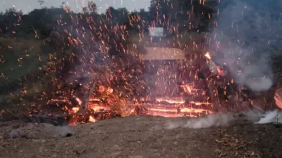 Incendie du pont en bois d'Ikolo