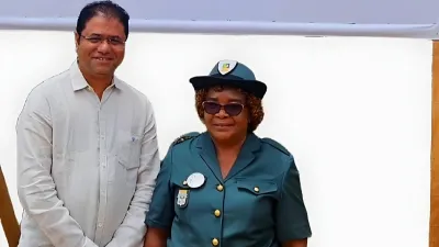 Jacqueline Ilembi Nkinga, cheffe du quartier Miondi-Cap des Pères, avec le directeur général de AOM Group, Parikh Rajesh