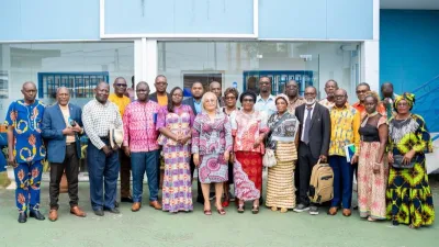 La ministre Jacqueline Ilogue -Bignoumba et les partenaires sociaux au sortir des échanges.