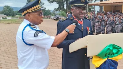 Le préfet de la Lébombi-Léyou prononçant son allocution de circonstance avec les honneurs militaires.