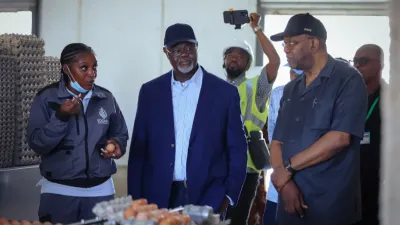 L’ambassadeur d’Angola, Joaquim Do Espirito Santo (d), lors de la visite à la Sogada.