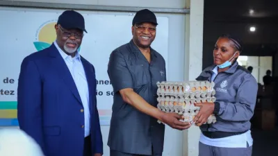 L’ambassadeur d’Angola, Joaquim Do Espirito Santo (d), lors de sa visite à la Sogada.