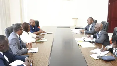 Une phase de la rencontre entre les juges constitutionnels et la gouverneure de l’Estuaire, Marie-Françoise Dikoumba.