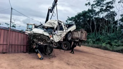 C’est un Land Cruiser littéralement broyé qui a été sorti de son embardée