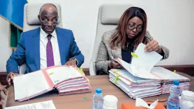 Marc Abeghe, ministre délégué en charge du Budget et Laurence Ndong, ministre de la fonction publique