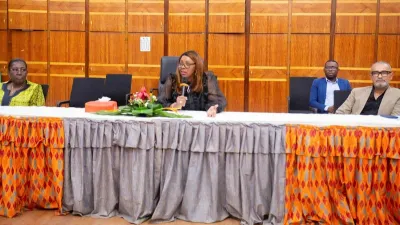 Laurence Ndong, ministre de la fonction publique, lors de la rencontre avec les DCRH