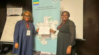 Mme Lepanda, SG de la Cosyga (droite), remettant son attestation à une participante