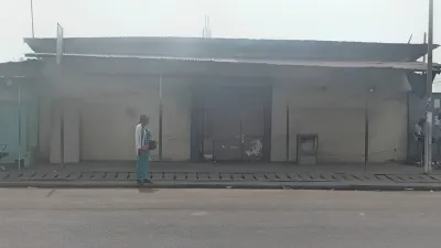 Le lieu du sinistre où la fumée était encore perceptible peu de temps après le passage des soldats du feu.