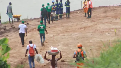 Les agents de l’entreprise Mika Service sur la plateforme aménagée 