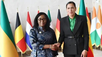 Marie-Edith Tassyla-Ye-Doumbeneny et son homologue béninoise.