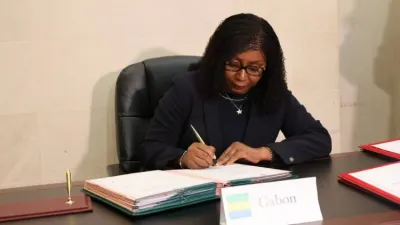 Marie-Édith Tassyla-Ye-Doumbeneny lors de la signature des traités à New York.