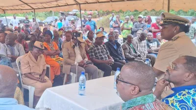 Marie Françoise Dikoumba s’entretenant avec les populations de la Plaine-Ayeme impactées par le projet.